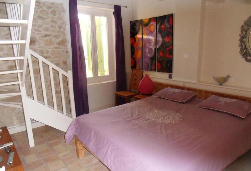 اتاق خانوادگی با چشم‌انداز کوه, Domaine De L Olibaou