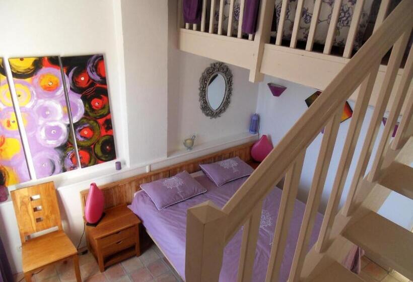 اتاق خانوادگی با چشم‌انداز کوه, Domaine De L Olibaou