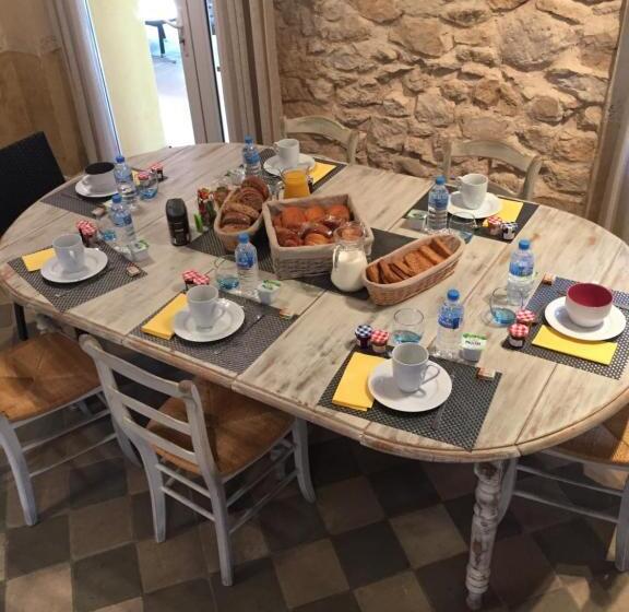 اتاق خانوادگی با چشم‌انداز کوه, Domaine De L Olibaou