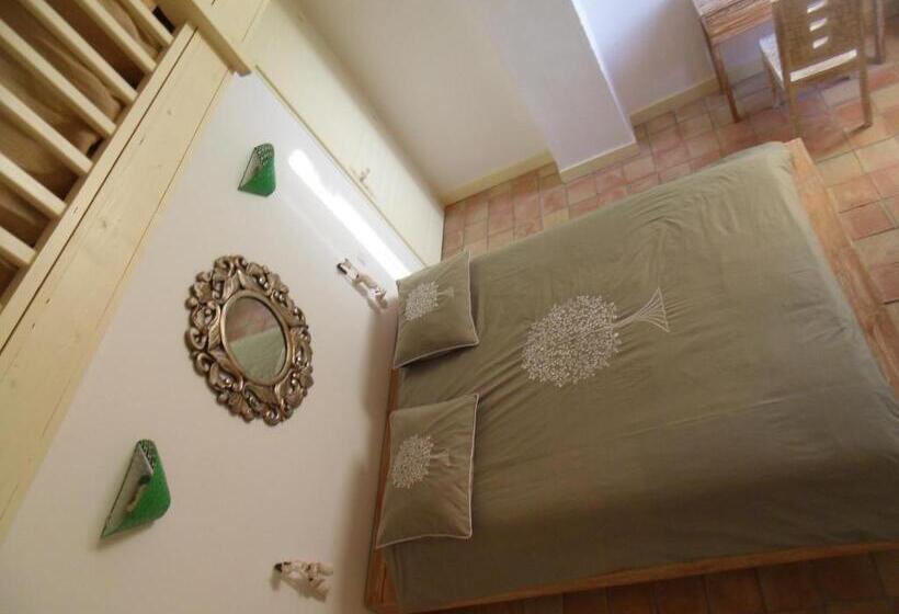 اتاق خانوادگی با چشم‌انداز کوه, Domaine De L Olibaou