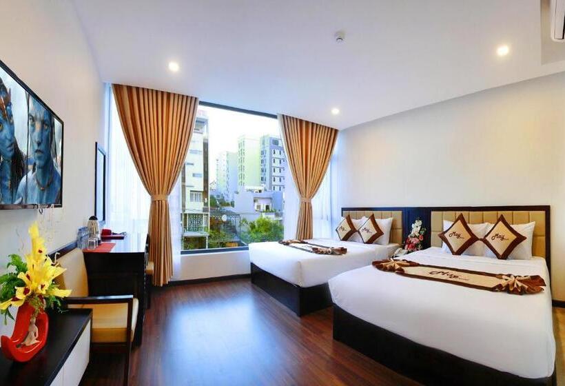 اتاق خانوادگی, May