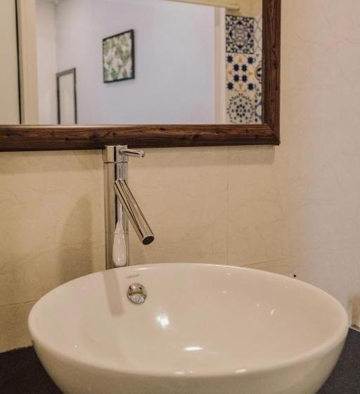 اتاق خانوادگی, May