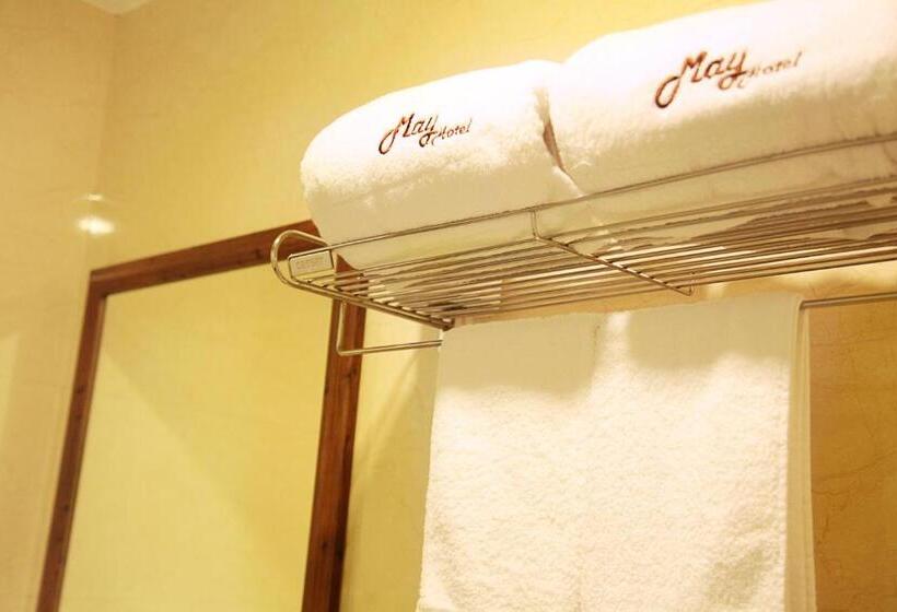 اتاق سوپریور, May