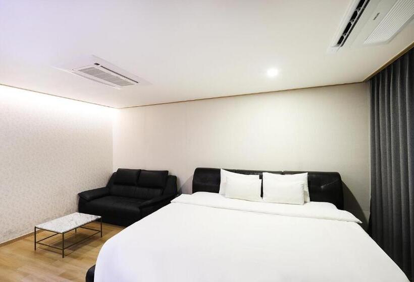 סוויטה משפחתית, Paju Golden Hill