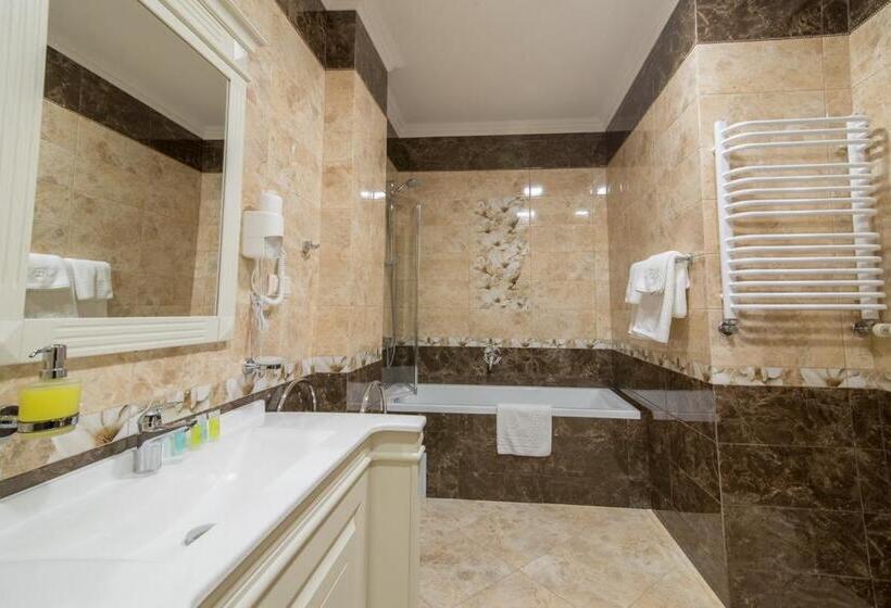 اتاق لوکس خانوادگی, Panskiy Dvir