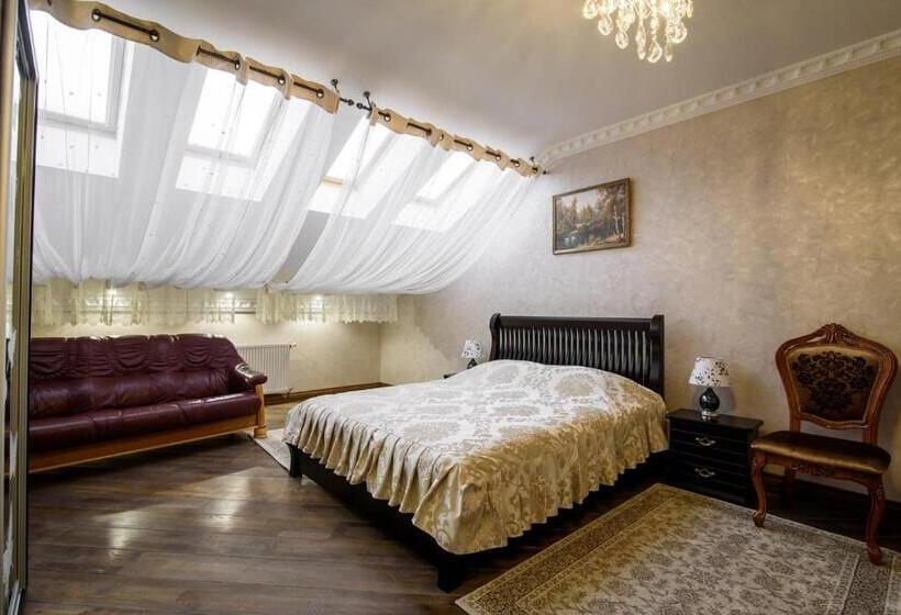 اتاق لوکس خانوادگی, Panskiy Dvir