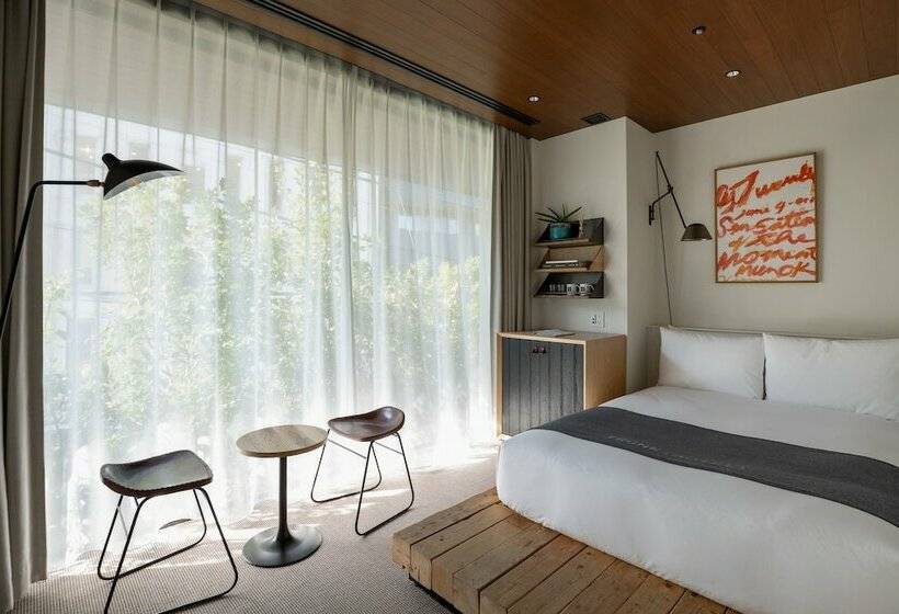 Standart Oda, Trunkcat Street