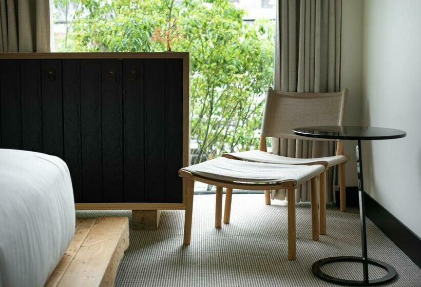 Standart Oda, Trunkcat Street