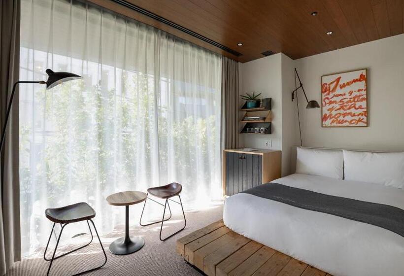 Standart Oda, Trunkcat Street