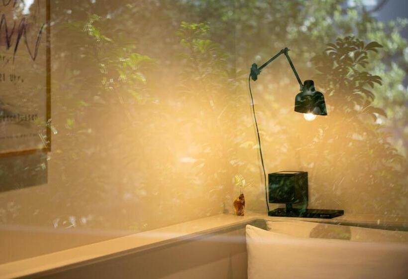 Balkonlu Standart Oda, Trunkcat Street