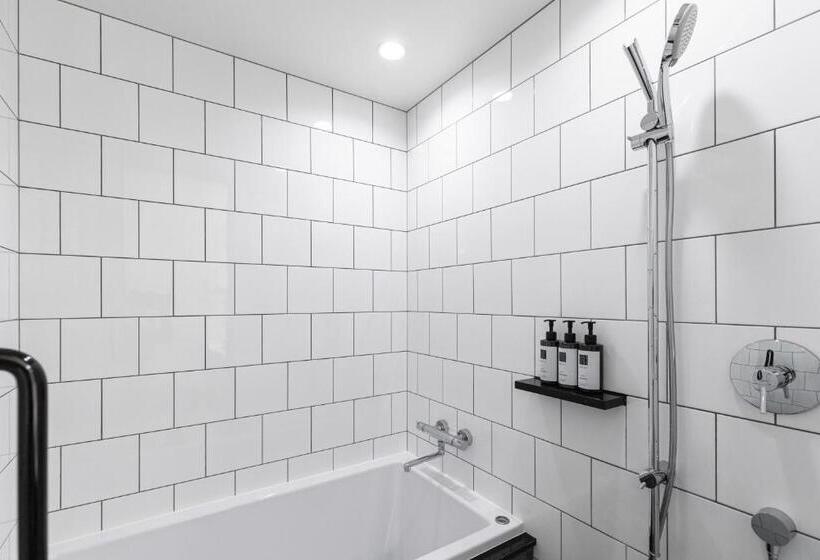 Balkonlu Junior Süit, Trunkcat Street