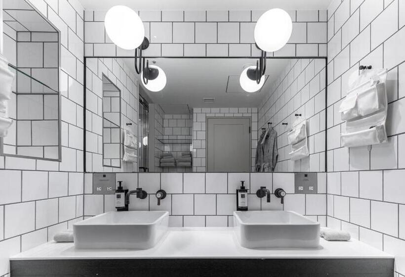 Balkonlu Junior Süit, Trunkcat Street