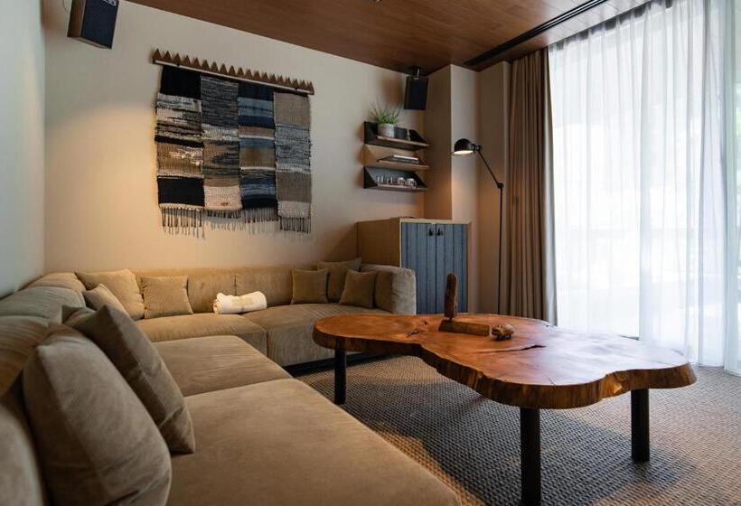 Balkonlu Junior Süit, Trunkcat Street