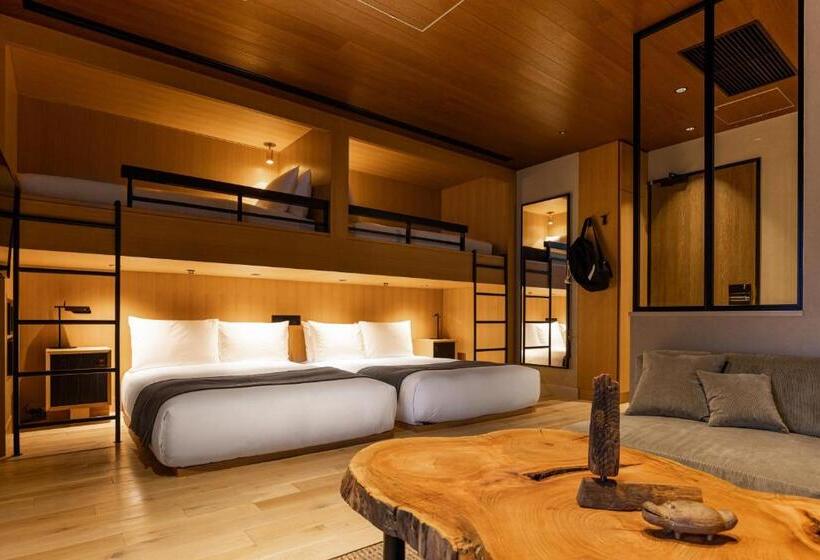 Balkonlu Junior Süit, Trunkcat Street