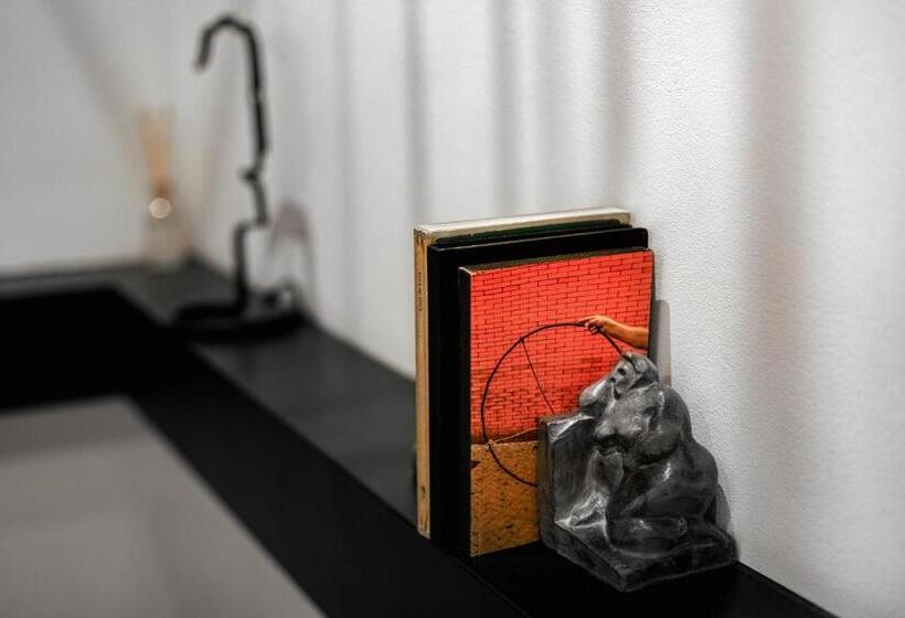 Suite with Terrace, Trunkcat Street