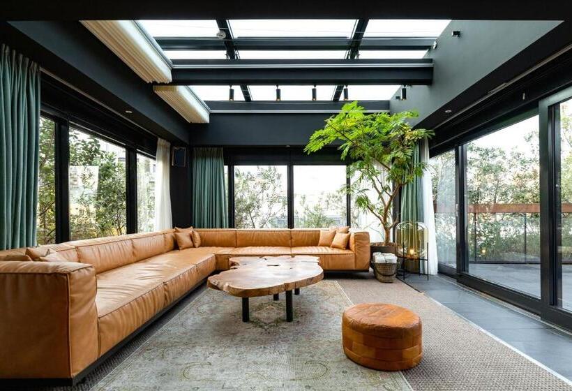 Suite with Terrace, Trunkcat Street