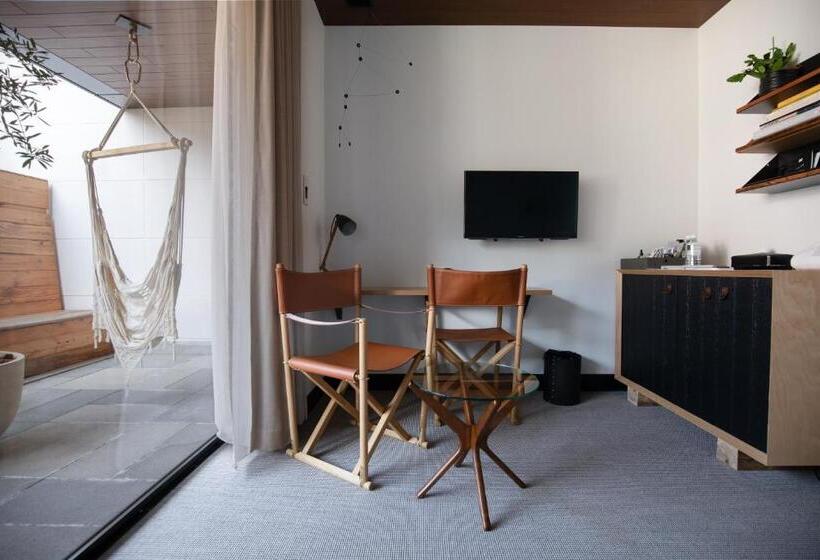 Balkonlu Delüks Oda, Trunkcat Street