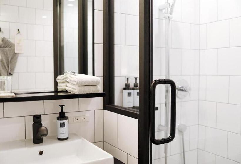 Balkonlu Delüks Oda, Trunkcat Street