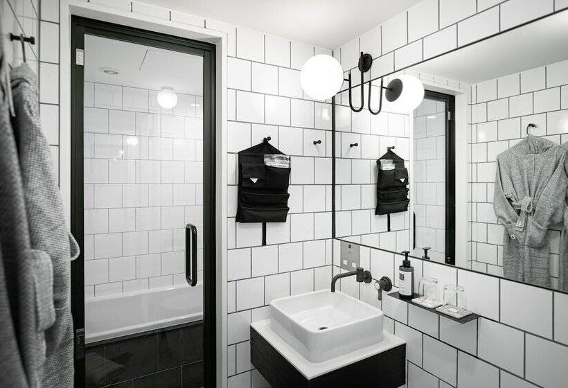 Standart Oda, Trunkcat Street