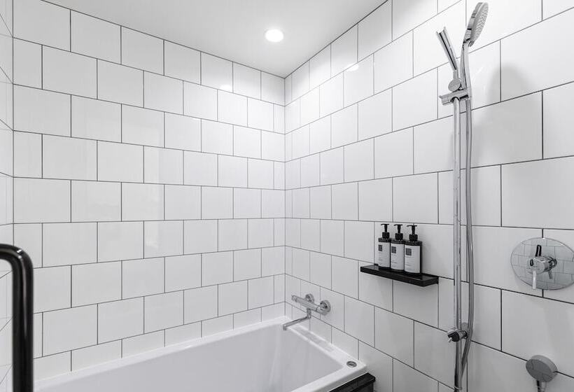 Balkonlu Junior Süit, Trunkcat Street