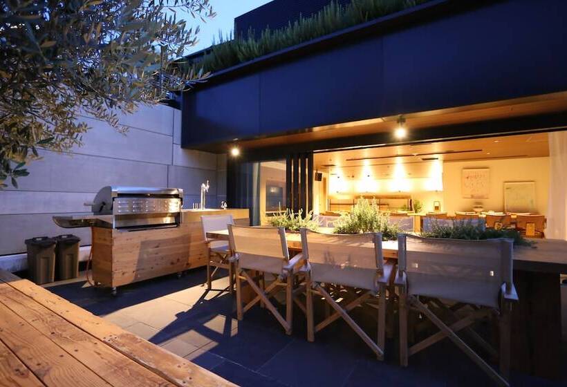 Suite with Terrace, Trunkcat Street