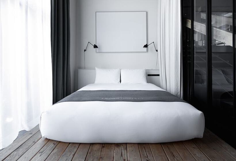 Suite with Terrace, Trunkcat Street