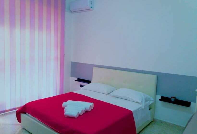 اتاق استاندارد, 600 Passi Dalla Reggia