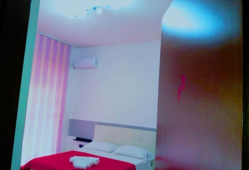 اتاق استاندارد, 600 Passi Dalla Reggia