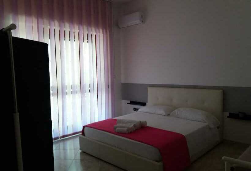 اتاق استاندارد, 600 Passi Dalla Reggia