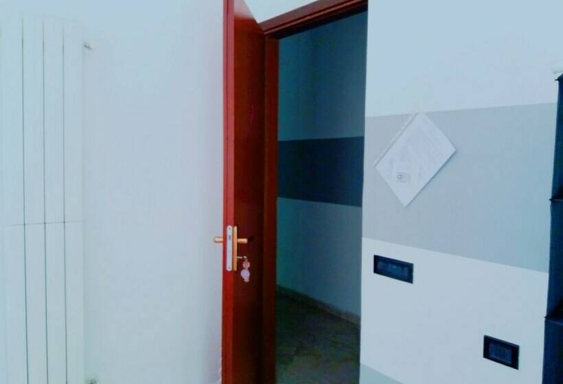 اتاق استاندارد, 600 Passi Dalla Reggia