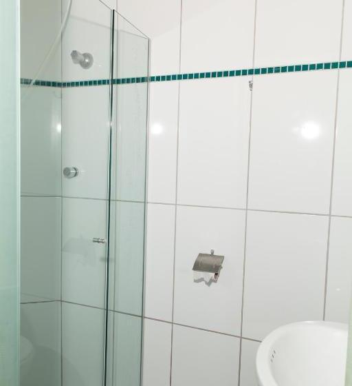 غرفة قياسية ثلاثية, Oasis