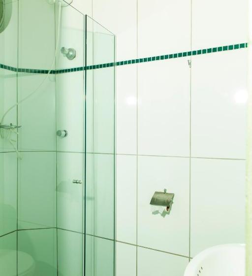 غرفة قياسية ثلاثية, Oasis