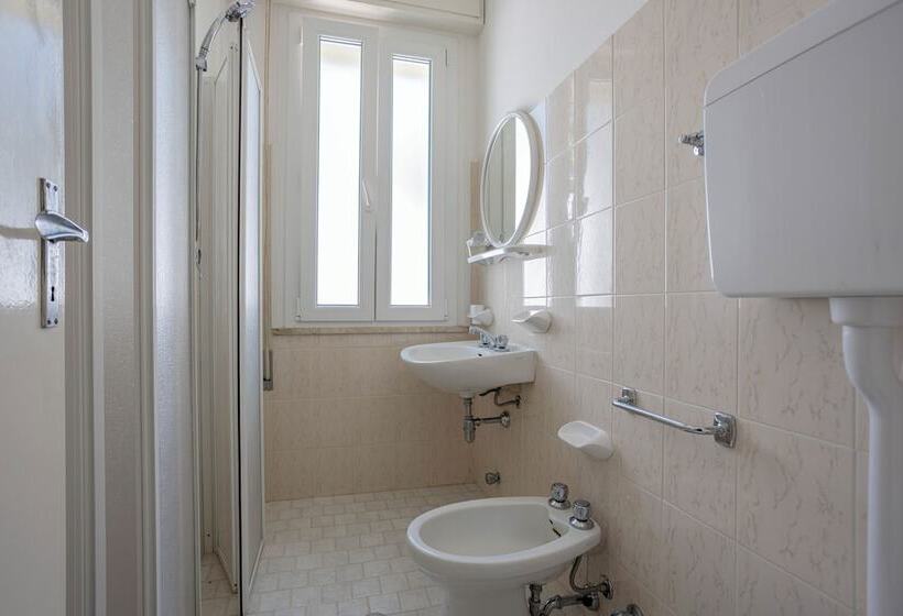 חדר משפחתי, Stella Del Mare