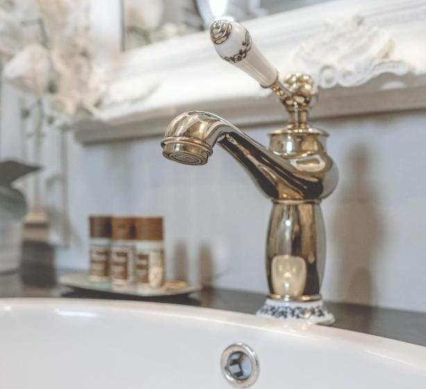 جناح جونيور, Vinnhaus