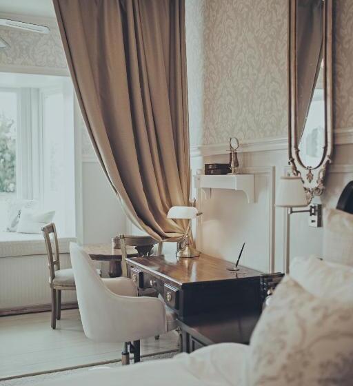 جناح جونيور, Vinnhaus