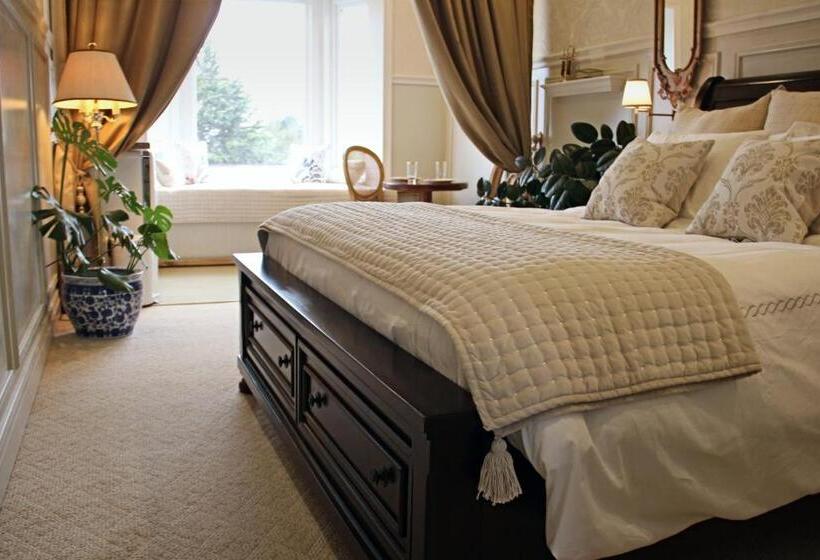 جناح جونيور, Vinnhaus