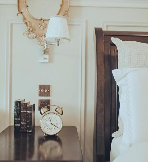 جناح جونيور, Vinnhaus