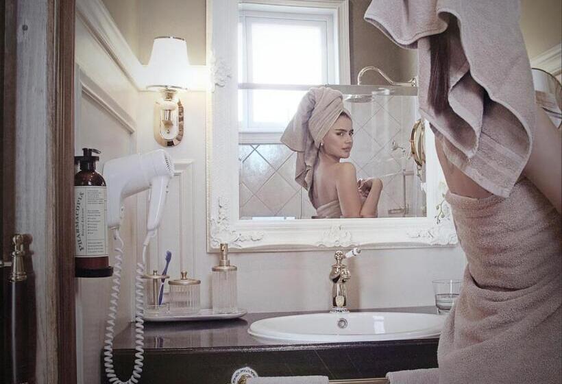 جناح جونيور, Vinnhaus