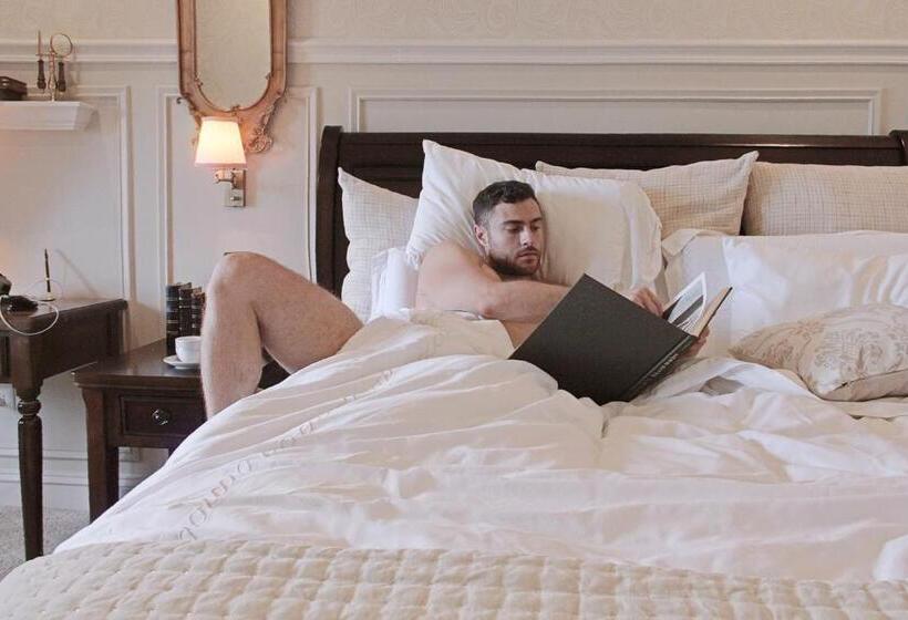 جناح جونيور, Vinnhaus