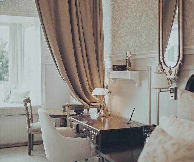 جناح جونيور, Vinnhaus