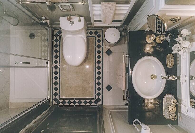 جناح جونيور, Vinnhaus