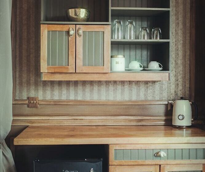 جناح جونيور, Vinnhaus