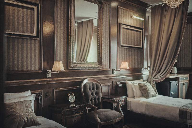 جناح جونيور, Vinnhaus