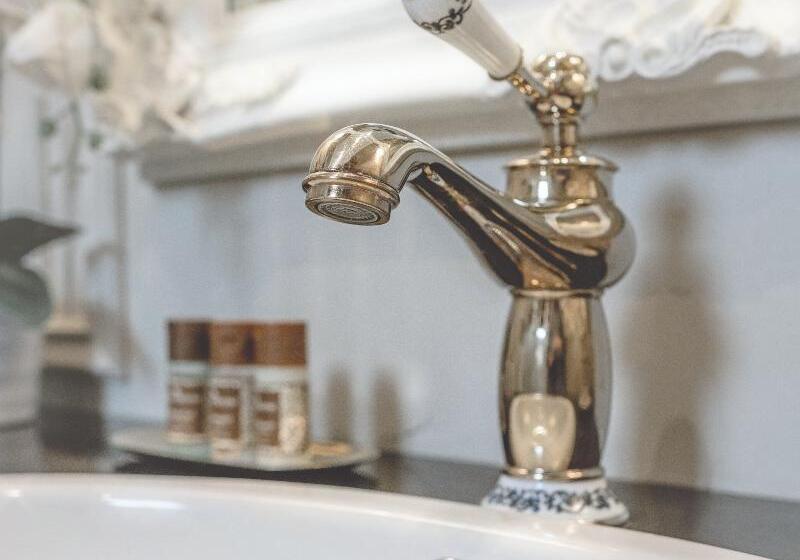 جناح جونيور, Vinnhaus