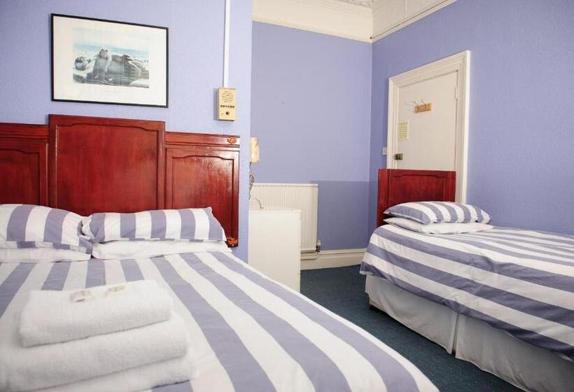 חדר משפחתי, The Claremont