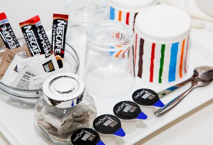 חדר משפחתי, The Claremont