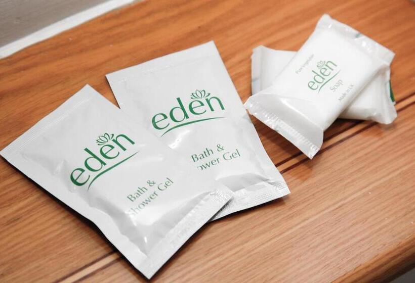 חדר משפחתי, The Claremont