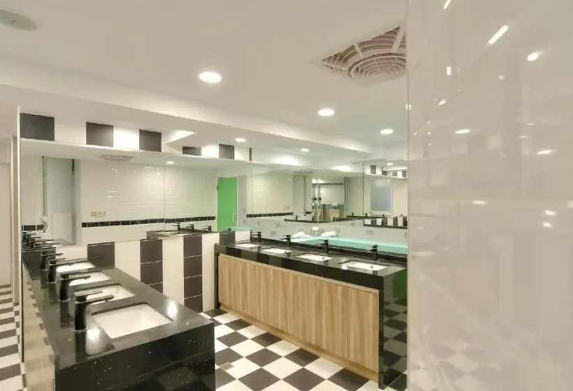 اتاق استاندارد یک تخته با سرویس بهداشتی مشترک, Flyinn Hostel