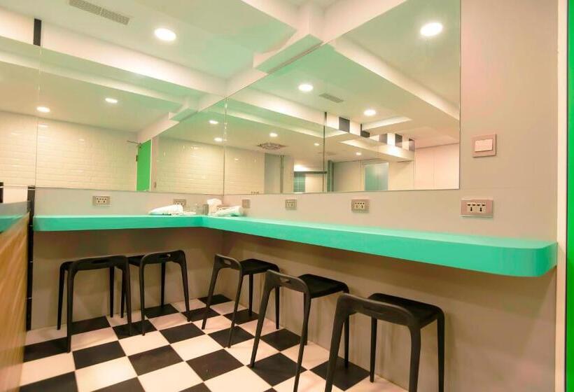 اتاق استاندارد یک تخته با سرویس بهداشتی مشترک, Flyinn Hostel