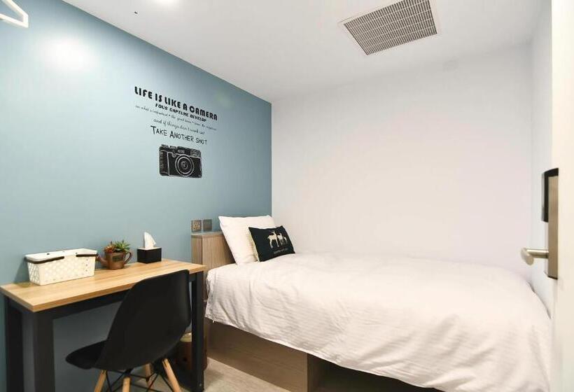 اتاق استاندارد یک تخته با سرویس بهداشتی مشترک, Flyinn Hostel